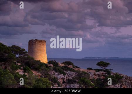 Torre di Cala Pi, sedicesimo secolo, utilizzato per difendere l'ingresso alla baia, Cala Pi, Maiorca, isole Baleari, Spagna, Europa Foto Stock