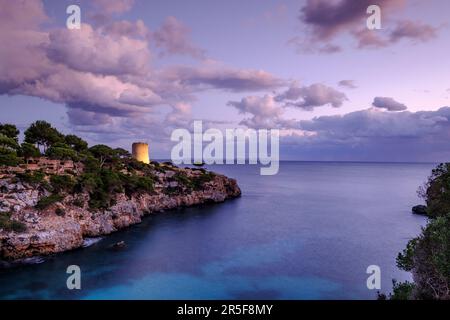 Torre di Cala Pi, sedicesimo secolo, utilizzato per difendere l'ingresso alla baia, Cala Pi, Maiorca, isole Baleari, Spagna, Europa Foto Stock