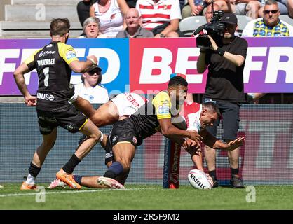 St James Park, Newcastle, Regno Unito. 3rd giugno, 2023. Betfred Super League Magic Weekend Rugby League, Salford Red Devils contro Hull KR; Hull KR's Ryan Hall nonostante le attenzioni di Salford Red Devils Kallum Watkins nel 65th minuto per fare il punteggio 14-16 Credit: Action Plus Sports/Alamy Live News Foto Stock