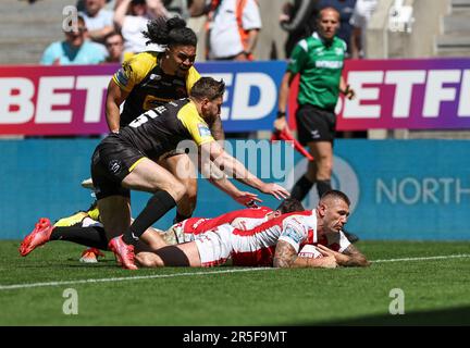 St James Park, Newcastle, Regno Unito. 3rd giugno, 2023. Betfred Super League Magic Weekend Rugby League, Salford Red Devils contro Hull KR; Shaun Kenny-Dowall di Hull KR prepara la palla in gol dopo un fumble sotto pressione da Salford Red Devils ben Hellewell Credit: Action Plus Sports/Alamy Live News Foto Stock