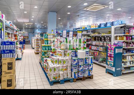 Carmagnola, Italia - 05 maggio 2023: Grandi rotoli di carta asciugamano di varie marche su pallet in vendita nella corsia detersivo di acqua&Sapone Italian beau Foto Stock