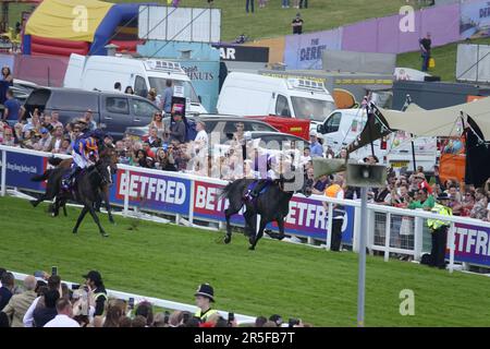 Epsom, Surrey, Regno Unito. 3rd giugno, 2023. Scenes on Derby Day, durante il Betfred Derby Festival, qui: L'ultimo vincitore del Betfred Derby Auguste Rodin chiude sul Ring of Steel a due passi dal traguardo Credit: Motofoto/Alamy Live News Foto Stock