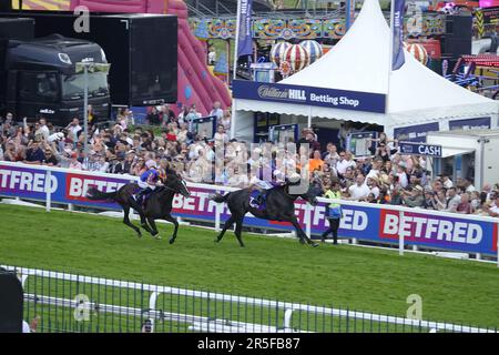 Epsom, Surrey, Regno Unito. 3rd giugno, 2023. Scenes on Derby Day, durante il Betfred Derby Festival, qui: L'ultimo vincitore del Betfred Derby Auguste Rodin chiude sul Ring of Steel a due passi dal traguardo Credit: Motofoto/Alamy Live News Foto Stock