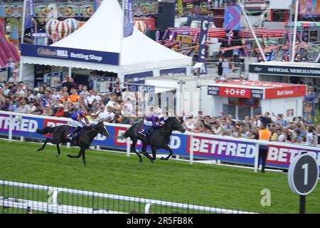 Epsom, Surrey, Regno Unito. 3rd giugno, 2023. Scenes on Derby Day, durante il Betfred Derby Festival, qui: L'ultimo vincitore del Betfred Derby Auguste Rodin chiude sul Ring of Steel a due passi dal traguardo Credit: Motofoto/Alamy Live News Foto Stock