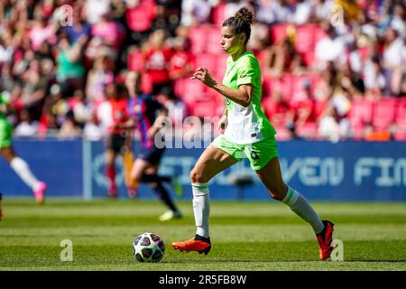 Eindhoven, Paesi Bassi. 03rd giugno, 2023. EINDHOVEN, PAESI BASSI - 3 GIUGNO: Dominique Janssen di VfL Wolfsburg brigata con la palla durante la finale della UEFA Women's Champions League tra FC Barcelona e VfL Wolfsburg allo stadio PSV il 3 giugno 2023 a Eindhoven, Paesi Bassi (Foto di Andre Weening/Orange Pictures) Credit: Orange Pics BV/Alamy Live News Foto Stock