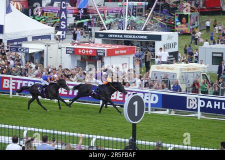 Epsom, Surrey, Regno Unito. 3rd giugno, 2023. Scenes on Derby Day, durante il Betfred Derby Festival, qui: L'ultimo vincitore del Betfred Derby Auguste Rodin chiude sul Ring of Steel a due passi dal traguardo Credit: Motofoto/Alamy Live News Foto Stock