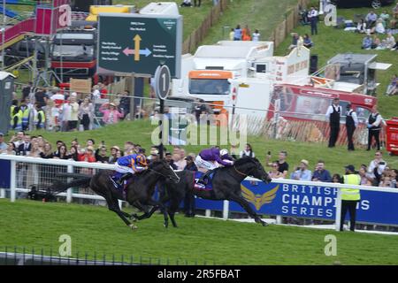 Epsom, Surrey, Regno Unito. 3rd giugno, 2023. Scene del Derby Day, durante il Betfred Derby Festival, qui: L'ultimo vincitore del Betfred Derby Auguste Rodin chiude sul Ring of Steel uno lontano dal traguardo Credit: Motofoto/Alamy Live News Foto Stock