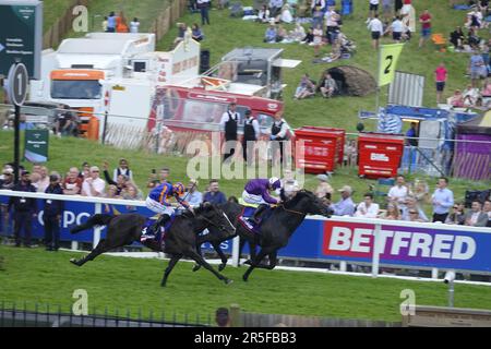 Epsom, Surrey, Regno Unito. 3rd giugno, 2023. Scene del Derby Day, durante il Betfred Derby Festival, qui: L'ultimo vincitore del Betfred Derby Auguste Rodin chiude sul Ring of Steel uno lontano dal traguardo Credit: Motofoto/Alamy Live News Foto Stock