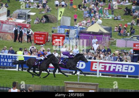 Epsom, Surrey, Regno Unito. 3rd giugno, 2023. Scene del Derby Day, durante il Betfred Derby Festival, qui: L'ultimo vincitore del Betfred Derby Auguste Rodin chiude sul Ring of Steel uno lontano dal traguardo Credit: Motofoto/Alamy Live News Foto Stock