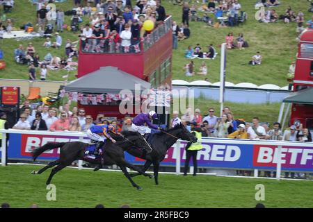 Epsom, Surrey, Regno Unito. 3rd giugno, 2023. Scene del Derby Day, durante il Betfred Derby Festival, qui: L'ultimo vincitore del Betfred Derby Auguste Rodin chiude sul Ring of Steel uno lontano dal traguardo Credit: Motofoto/Alamy Live News Foto Stock