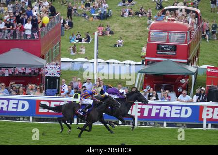 Epsom, Surrey, Regno Unito. 3rd giugno, 2023. Scene del Derby Day, durante il Betfred Derby Festival, qui: L'ultimo vincitore del Betfred Derby Auguste Rodin chiude sul Ring of Steel uno lontano dal traguardo Credit: Motofoto/Alamy Live News Foto Stock