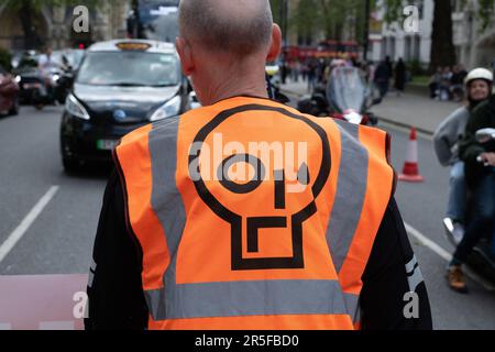 Londra, Regno Unito. 3 giugno, 2023. Gli attivisti del clima di Just Stop Oil si sono lenti a marciare intorno a Parliament Square e a Whitehall come parte di una campagna in corso che invita il governo a porre fine alle licenze per l'estrazione di nuovi combustibili fossili. Credit: Ron Fassbender/Alamy Live News Foto Stock