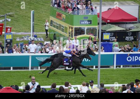 Epsom, Surrey, Regno Unito. 3rd giugno, 2023. Scene del Derby Day, durante il Betfred Derby Festival, qui: L'ultimo vincitore del Betfred Derby Auguste Rodin chiude sul Ring of Steel uno lontano dal traguardo Credit: Motofoto/Alamy Live News Foto Stock