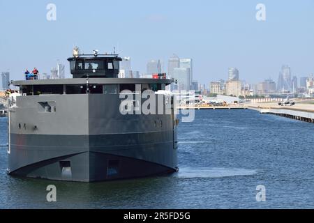 La nuova nave da intrattenimento a batteria OceanDiva London nei Royal Docks di Londra Foto Stock