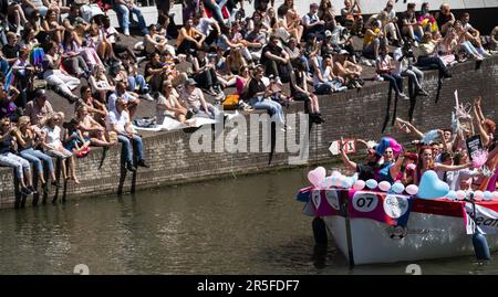 UTRECHT - i partecipanti alla parata delle barche di Utrecht Pride sono in onda agli spettatori. L'organizzazione dell'evento annuale ha l'obiettivo principale di aumentare la visibilità delle organizzazioni LGBTIQ+. ANP JEROEN JUMELET olanda fuori - belgio fuori Foto Stock