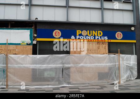 Slough, Berkshire, Regno Unito. 1st giugno, 2023. I negozi Pound & Pound Plus e Poundland sono chiusi a Slough High Street, Berkshire. Sono in corso lavori per trasformare gli ex negozi in ancora più appartamenti. Credito: Maureen McLean/Alamy Foto Stock