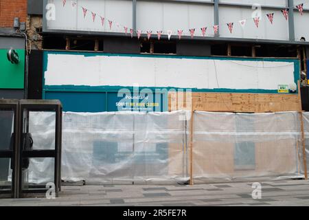 Slough, Berkshire, Regno Unito. 1st giugno, 2023. I negozi Pound & Pound Plus e Poundland sono chiusi a Slough High Street, Berkshire. Sono in corso lavori per trasformare gli ex negozi in ancora più appartamenti. Credito: Maureen McLean/Alamy Foto Stock