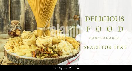 Un mix di diversi tipi di pasta su sfondo ligneo. Vari maccheroni. Concetto di cucina. Vista laterale su sfondo scuro. Spazio di copia. Primo piano Foto Stock