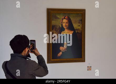 Londra, Inghilterra, Regno Unito. 3rd giugno, 2023. Un visitatore scatta una foto di un'opera d'arte con l'attivista Phoebe Plummer reinventata come Mona Lisa, mentre Just Stop Oil ospita una mostra a Koppel X, uno spazio d'arte a Piccadilly Circus, con opere d'arte di vari artisti a sostegno del gruppo climatico e la loro richiesta che il governo smette di rilasciare nuove licenze di carburante fossile. (Credit Image: © Vuk Valcic/ZUMA Press Wire) SOLO PER USO EDITORIALE! Non per USO commerciale! Credit: ZUMA Press, Inc./Alamy Live News Foto Stock