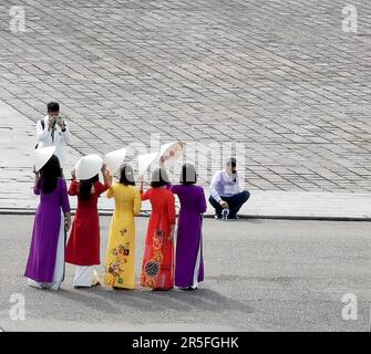 Hue, Vietnam. 03rd Mar, 2023. Le donne che vestono gli abiti tradizionali hanno la loro foto scattata alla cittadella di Hue. La cittadella di Hue era l'ex residenza degli imperatori della dinastia vietnamita Nguyen nella capitale a quel tempo. La cittadella contiene un palazzo imperiale modellato sulla Città Proibita di Pechino ed è ora patrimonio dell'umanità dell'UNESCO. Credit: Alexandra Schuler/dpa/Alamy Live News Foto Stock