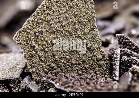 Campioni di manganese, metallo di manganese puro in fiocchi utilizzato nell'industria, fondo bianco isolato. Foto Stock