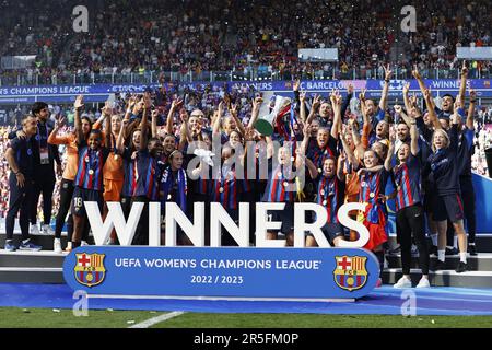 EINDHOVEN - FC Barcellona con il trofeo UEFA Women's Champions League. FC Barcelona, portiere Sandra Panos, Irene Paredes del FC Barcelona, Laia Codina del FC Barcelona, MAPI Leon del FC Barcelona, Jana Fernandez del FC Barcelona, Claudia Pina del FC Barcelona, Ana-Maria Crnogorcevic del FC Barcelona, Marta Torrejon Moya o FC Barcelona, Maria Francesca Caldentey Oliver del FC Barcelona, Caroline Graham Hansen del FC Barcelona, Alexia Putellas Segura del FC Barcelona, Patricia Guijarro Gutierrez del FC Barcelona, portiere del FC Barcelona Catalina Coll, Aitana Bonmati del FC Barcelona, Lucy B. Foto Stock