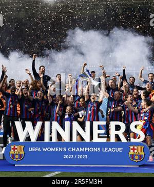 EINDHOVEN - FC Barcellona con il trofeo UEFA Women's Champions League. FC Barcelona, portiere Sandra Panos, Irene Paredes del FC Barcelona, Laia Codina del FC Barcelona, MAPI Leon del FC Barcelona, Jana Fernandez del FC Barcelona, Claudia Pina del FC Barcelona, Ana-Maria Crnogorcevic del FC Barcelona, Marta Torrejon Moya o FC Barcelona, Maria Francesca Caldentey Oliver del FC Barcelona, Caroline Graham Hansen del FC Barcelona, Alexia Putellas Segura del FC Barcelona, Patricia Guijarro Gutierrez del FC Barcelona, portiere del FC Barcelona Catalina Coll, Aitana Bonmati del FC Barcelona, Lucy B. Foto Stock