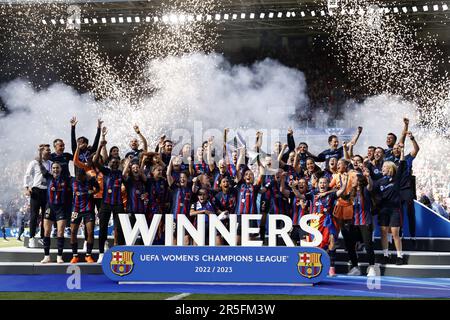 EINDHOVEN - FC Barcellona con il trofeo UEFA Women's Champions League. FC Barcelona, portiere Sandra Panos, Irene Paredes del FC Barcelona, Laia Codina del FC Barcelona, MAPI Leon del FC Barcelona, Jana Fernandez del FC Barcelona, Claudia Pina del FC Barcelona, Ana-Maria Crnogorcevic del FC Barcelona, Marta Torrejon Moya o FC Barcelona, Maria Francesca Caldentey Oliver del FC Barcelona, Caroline Graham Hansen del FC Barcelona, Alexia Putellas Segura del FC Barcelona, Patricia Guijarro Gutierrez del FC Barcelona, portiere del FC Barcelona Catalina Coll, Aitana Bonmati del FC Barcelona, Lucy B. Foto Stock