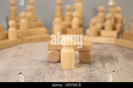 Leader maschile fiducioso, allenatore che parla con il gruppo multirazziale di lavoratori d'ufficio, avendo una buona conversazione con subordinati, brainstorming, discutere bu Foto Stock