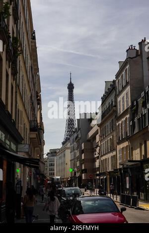 La Torre Eiffel si affaccia sulla strada trafficata di Rue Saint-Dominique nel 7th° arrondissement, mentre la gente si prende cura della propria vita quotidiana, Parigi, Francia. Foto Stock