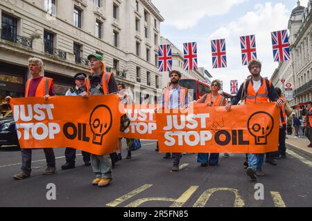 Londra, Inghilterra, Regno Unito. 3rd giugno, 2023. Basta fermare gli attivisti del petrolio passano attraverso Regent Street St James's mentre continuano la loro lenta marcia quotidiana chiedendo che il governo smetta di rilasciare nuove licenze per il carburante fossile. (Credit Image: © Vuk Valcic/ZUMA Press Wire) SOLO PER USO EDITORIALE! Non per USO commerciale! Credit: ZUMA Press, Inc./Alamy Live News Foto Stock