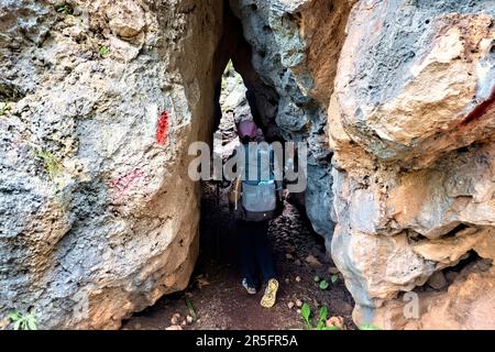 Trekking attraverso uno stretto passaggio sulla Via Licia, Antalya, Turchia Foto Stock