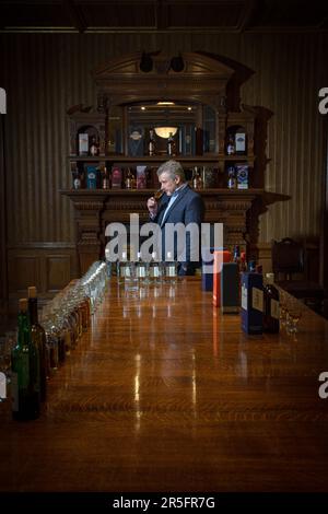 Master Blender Sandy Hyslop presso la Distilleria Strathisla di Keith, la più antica distilleria a funzionamento continuo della Scozia, Aberdeenshire, Scozia. Foto Stock