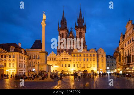 Praga, REPUBBLICA CECA - 19th maggio 2023: La piazza principale Staroměstské náměstí a Praga con la chiesa gotica di Teyn, colonna mariana e turisti Foto Stock