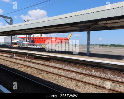 Harwich, Essex - 3 Giugno 2023 : RSS Sir David Attenborough attraccato al porto internazionale di Harwich. Appena visibile dalla banchina chiusa della stazione ferroviaria. Foto Stock