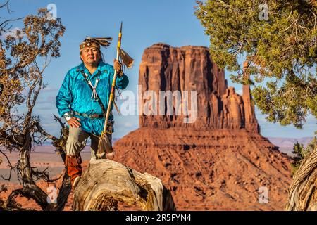 Guerriero Navajo indiano americano con lancia al Monument Valley Navajo Tribal Park, Arizona, Stati Uniti Foto Stock