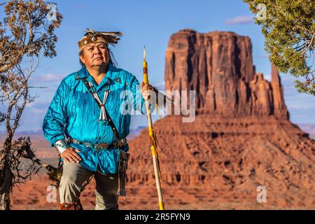 Guerriero Navajo indiano americano con lancia al Monument Valley Navajo Tribal Park, Arizona, Stati Uniti Foto Stock