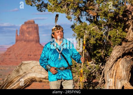 Guerriero Navajo indiano americano con lancia al Monument Valley Navajo Tribal Park, Arizona, Stati Uniti Foto Stock