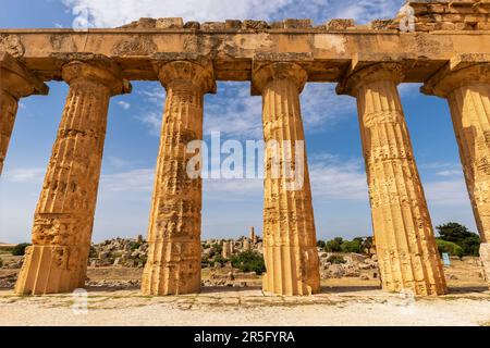 Il Tempio di Hera a Selinunte (Tempio e sulla collina orientale), antica città greca. Parco Archeologico, Selinunte a Castelvetran. È il migliore contro Foto Stock