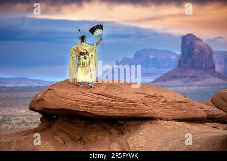 Donna americana indiana Navajo presso i giganteschi polpette di mucca di Mystery Valley nella Monument Valley Navajo Tribal Park, Arizona, Stati Uniti Foto Stock