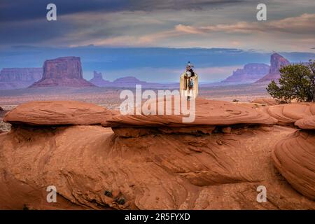 Donna americana indiana Navajo presso i giganteschi polpette di mucca di Mystery Valley nella Monument Valley Navajo Tribal Park, Arizona, Stati Uniti Foto Stock