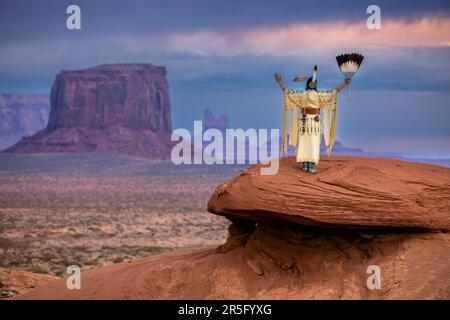 Donna americana indiana Navajo presso i giganteschi polpette di mucca di Mystery Valley nella Monument Valley Navajo Tribal Park, Arizona, Stati Uniti Foto Stock