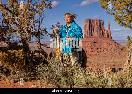 Guerriero Navajo indiano americano con lancia al Monument Valley Navajo Tribal Park, Arizona, Stati Uniti Foto Stock
