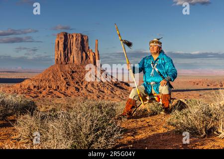 Guerriero Navajo indiano americano con lancia al Monument Valley Navajo Tribal Park, Arizona, Stati Uniti Foto Stock
