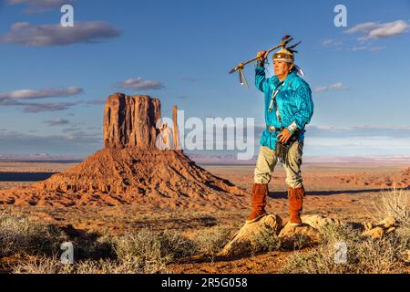 Guerriero Navajo indiano americano con lancia al Monument Valley Navajo Tribal Park, Arizona, Stati Uniti Foto Stock