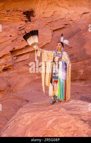 Donna americana indiana Navajo al Honeymoon Arch nella Mystery Valley della Monument Valley Navajo Tribal Park, Arizona, Stati Uniti Foto Stock