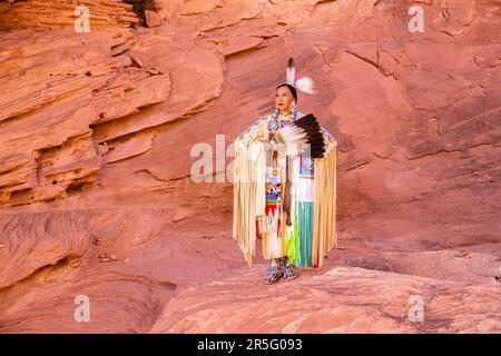 Donna americana indiana Navajo al Honeymoon Arch nella Mystery Valley della Monument Valley Navajo Tribal Park, Arizona, Stati Uniti Foto Stock