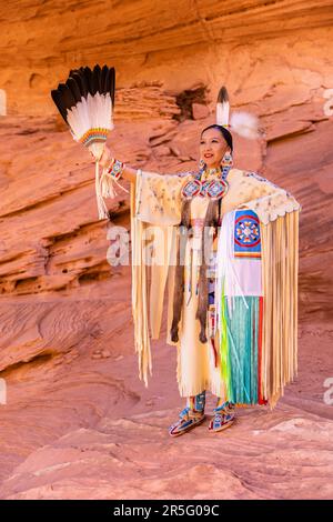 Donna americana indiana Navajo al Honeymoon Arch nella Mystery Valley della Monument Valley Navajo Tribal Park, Arizona, Stati Uniti Foto Stock