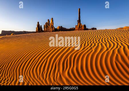 L'alba di Totem Pole guire al Monument Valley Navajo Tribal Park, Arizona, USA Foto Stock