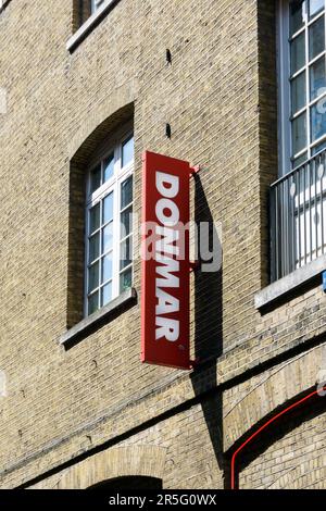 Indicazioni per il teatro Donmar a Earlham Street, Londra. Foto Stock